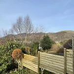 16 Manesty View * Κέσγουικ